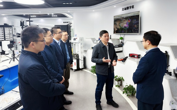 廣西農(nóng)村投資集團(tuán)有限公司黨委書記、董事長廖應(yīng)燦一行蒞臨托普云農(nóng)調(diào)研參觀