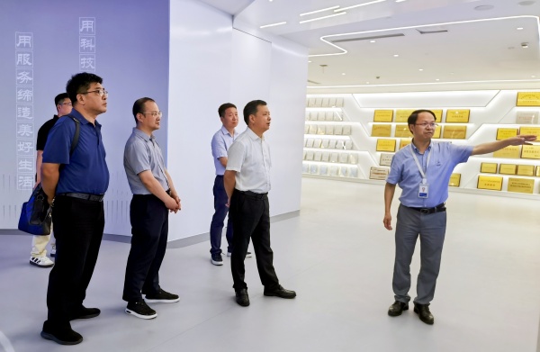 拱墅區(qū)人大常委會黨組書記、主任鮑一飛帶隊走訪托普云農(nóng)